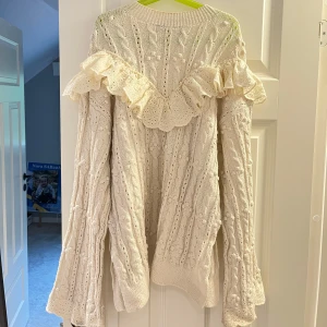 Vit stickad tröja med volang - Söt tröja! I superfint skick!! (Dock lite lite smink på kragen men inget man tänker på)😊