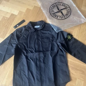Stone island overshirt s - Stone island overshirt S i svart, kommer med dustbag och tag, scan funkar. Passar längden 175-180. Inga fläckar eller skador, skriv vid någon fundering