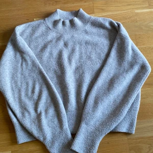 Beige stickad tröja från & Other Stories!  - Supermjuk och snygg beige stickad tröja med ribbade muddar och hög krage. Jättefin tröja! Varm och skön! Perfekt till höst/vintern!