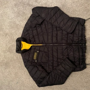Barbour jacka!!  - Hej säljer nu min fina höst/vinter jacka. Jackan är svart utanpå och gul inuti. Jackan är i storleken XS! Tveka inte på att höra av dig vid frågor. // Ville
