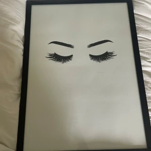 Poster med ögonbryn & fransar 50x70 - Snygg poster med svartvitt motiv av ögonbryn och ögonfransar. Perfekt för dig som älskar smink och vill ha en trendig detalj i rummet. Ram ingår ej