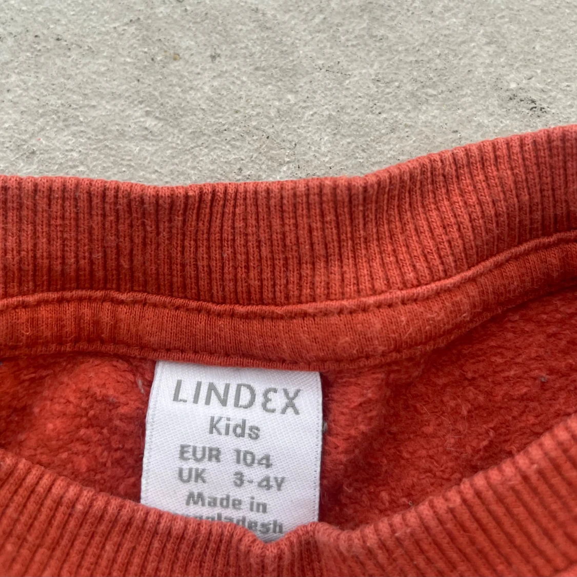 Rostfärgad sweatshirt med kaniner - 4