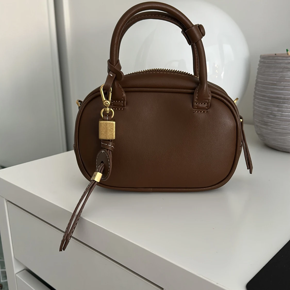 Brun handväska i skinn med gulddetaljer