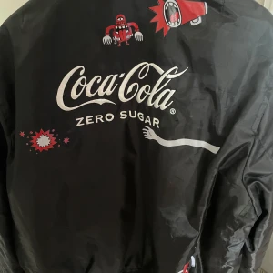 Limiterad Coca-Cola Bomberjacka - Detta är en exklusiv bomberjacka brandad av Coca-Cola, dessa gavs ut till några få utvalda i en limiterad givaway.