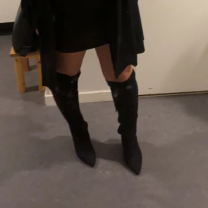 Svarta stövletter med klack och spetsig tå - Säljer ett par svarta stövletter i mocka-look med hög klack och spetsig tå. Använda några gånger men fint skick