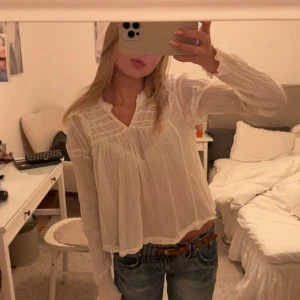 Vit blus med spetsdetaljer - Jättegullig blus❤️🩷❤️🩷passar xs och s