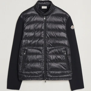 Svart dunjacka från Moncler - Snygg svart dunjacka från Moncler med quiltad front och ärmar i mjuk ullmix.  Använd max 10 gånger, skicket är precis som ny på den. Har kvitto digitalt. Då jag köpte den online via care of Carl. Storlek S på jackan