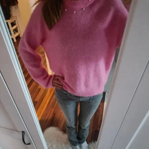 Rosa stickad tröja från Lindex - rosa stickad tröja från Lindex i storlek M men den har krympt i tvätten så den passar mig som har Xs/s. 💕