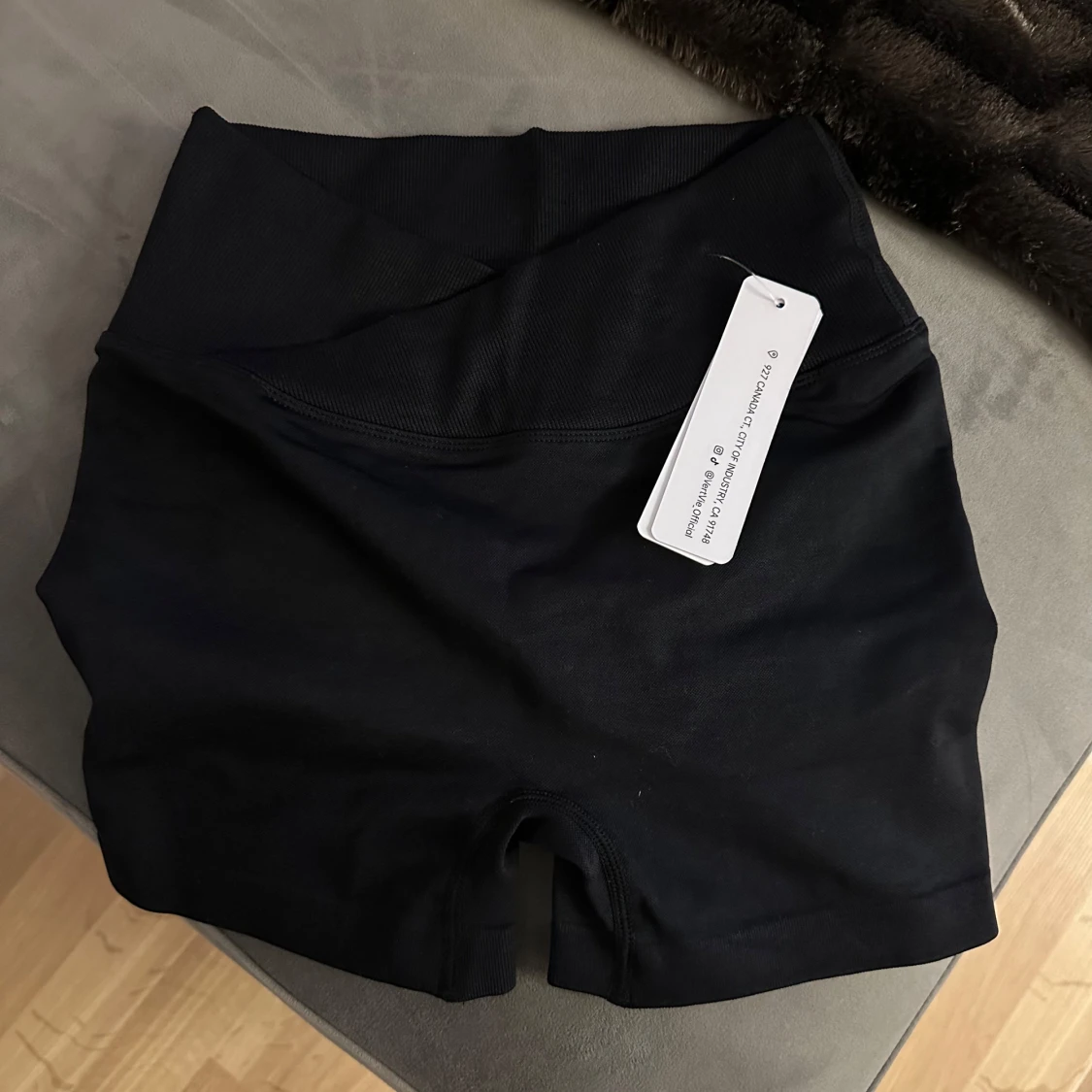 Svart träningsshorts med scrunch - 1