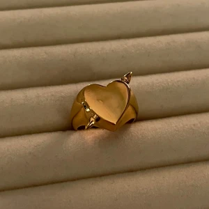 Alvaz Essential ”Heart Arrow Ring” inspirerad ring - Aldrig använd, 18K guldpläterad och tillverkad av rostfritt stål. Nickelfri. Om du har fler frågor, tveka inte att höra av dig 🤗