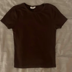 Brun basic topp - Superfin brun tight topp från Gina i storlek xs🤎