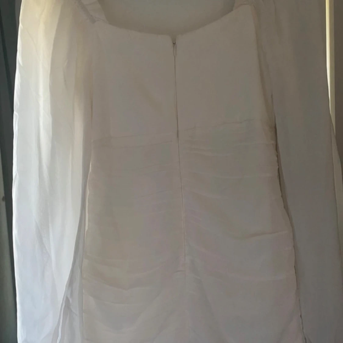 Vit kortklänning med volangärm - 4