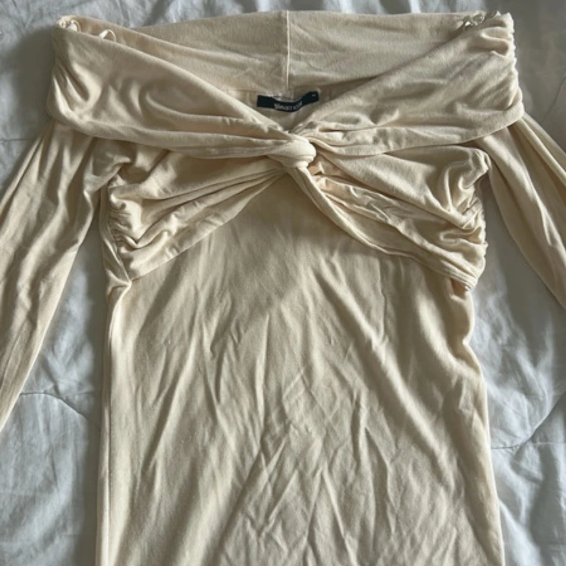 Beige offshoulder klänning med knyt