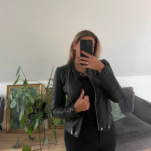 Svart skinnjacka med dragkedjor - Snygg svart skinnjacka 