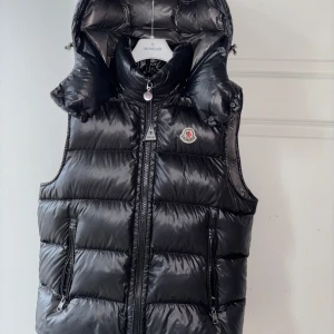 Moncler väst äkta - Perfekt till hösten o vinter, luvan kan man ta av och på, den e helt äkta, ni får gärna komma med bud i pm då jag inte vet va jag ska lägga ut den för, har fått bud på 4tusen, en ny sån här väst går för runt 11-12tusen, använd försiktigt o bara enbart under en vinter inga hål elle något 