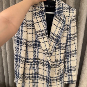 Kavaj ZARA - Snygg kavaj från Zara som passar perfekt till julen! Aldrig använd