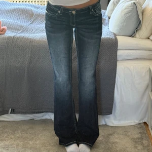 Low waist bootcut jeans - Mörkblå bootcut jeans som princip är nya💙