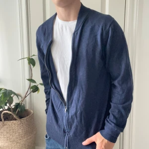John Henric full zip L - John Henric full zip L, använd men inga större defekter. Taggen håller på att lossna lite… sjukt skönt material! Väldigt najs 🙏 modellen är 180,75 kg och bär L. Kom med frågor🙏