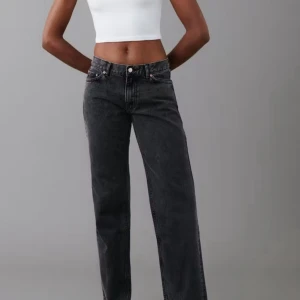 Svarta  jeans  - Snygga svarta straight low waist jeans.  Från Gina 