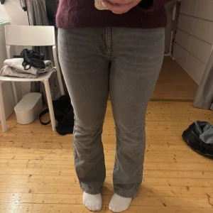 Gina jeans - Gråa jeans från Gina i storlek 42, säljer då jag inte använder dom längre, skriv vid frågor💕
