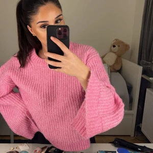 Rosa stickad tröja  - Slutsåld stickad tröja från Gina tricot, använd några få gånger och är fortfarande i ett riktigt fint skick. Storlek M, men den är lite liten i storleken, sitter bra på mig som vanligtvis bär xs-s