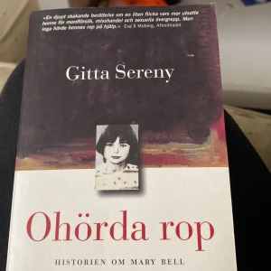 Ohörda rop: Historien om Mary Bell - En gripande och verklighetsbaserad berättelse om Mary Bell, en elvaårig flicka som ställdes inför rätta för mord i England. Författaren Gitta Sereny utforskar Marys liv och de omständigheter som ledde till tragedin. Perfekt för dig som gillar starka, verkliga historier.