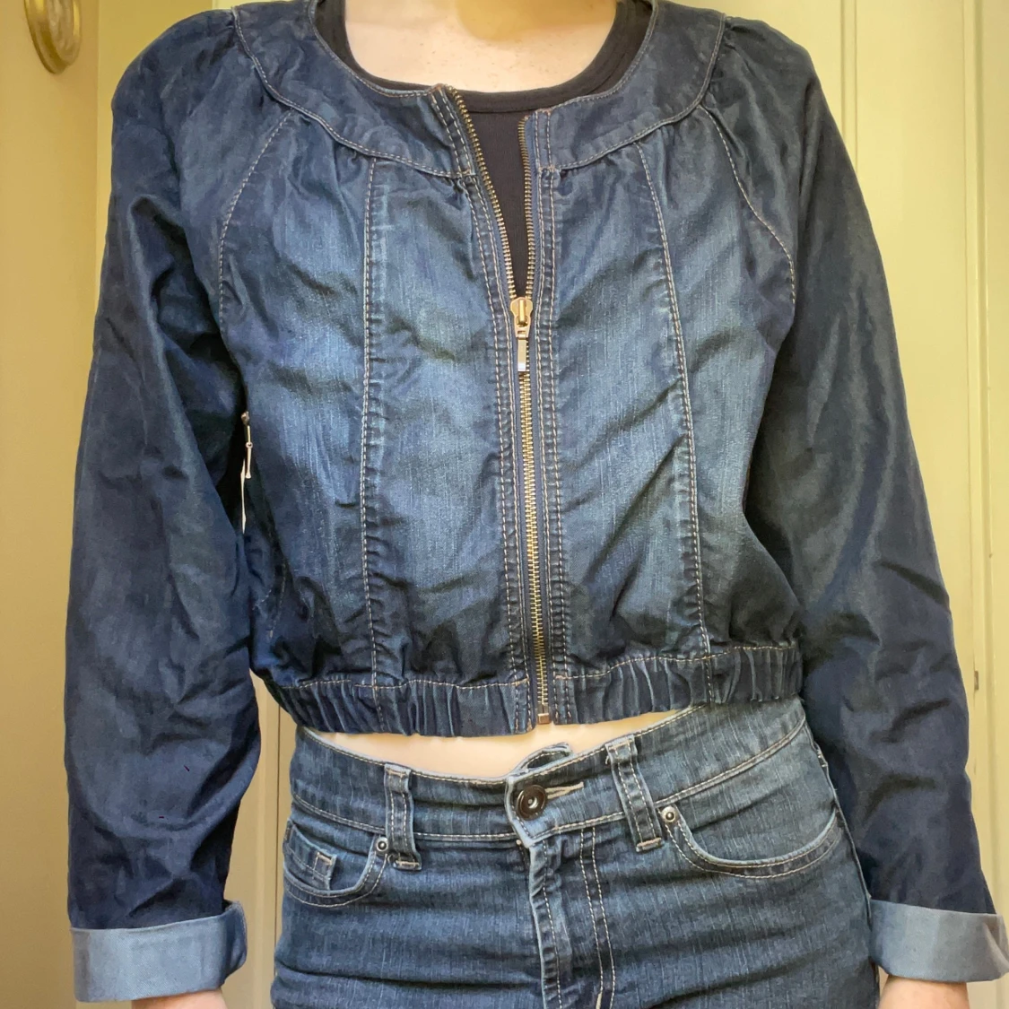 Mörkblå croppad jeansjacka med dragkedja och fickor. - 1