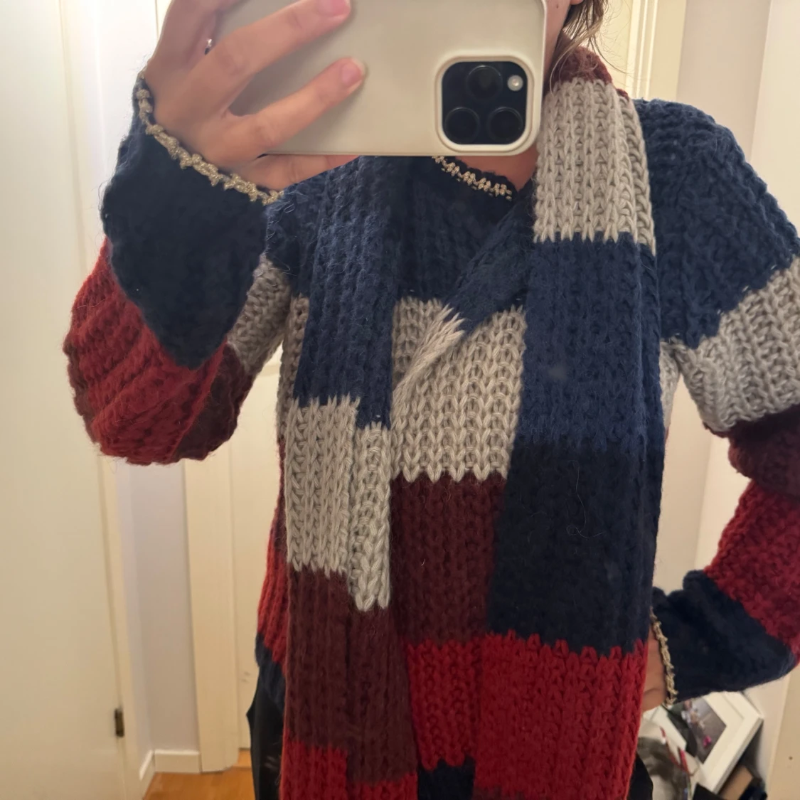 Stickad blockmönstrad tröja från Oui i blått och rött - 1