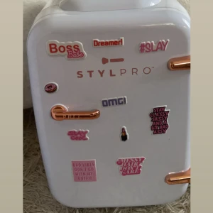 STYLPRO Beauty Fridge - Säljer min superfina sminkkyl som knappt är använd💕vet inte riktigt nypris då jag fick den som en julklapp men har för mig att de va runt 1000💕