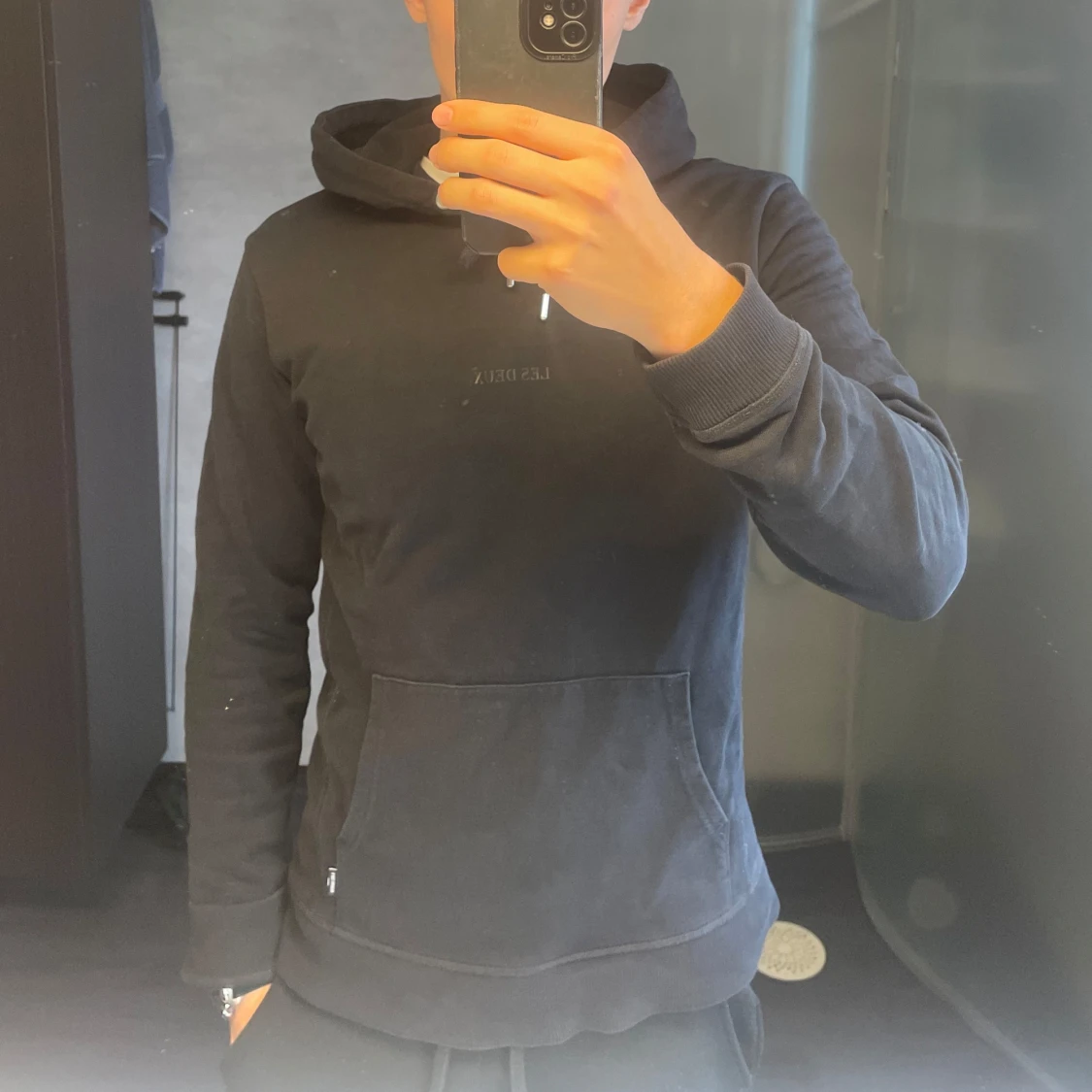 Svart hoodie från Les Deux - 1