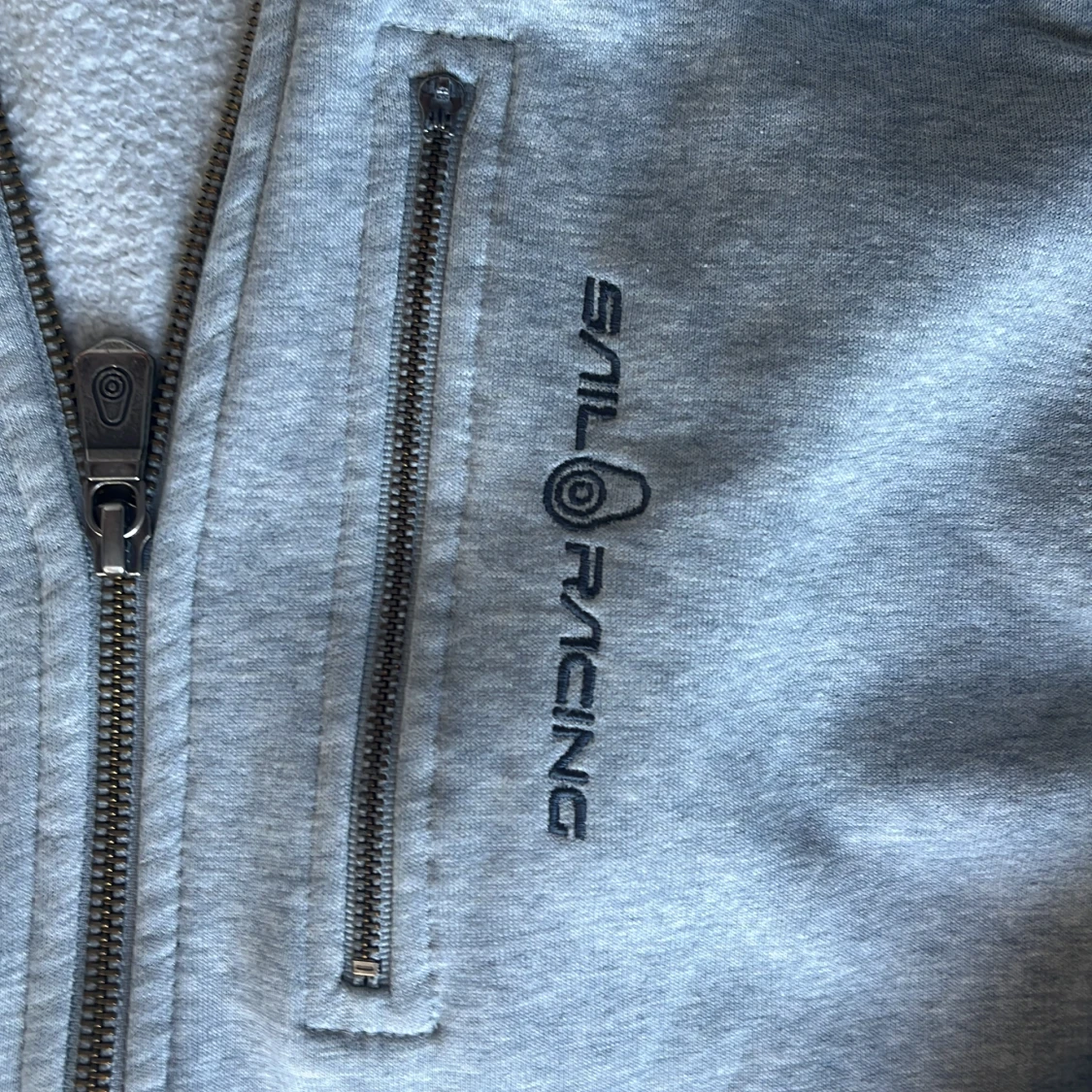 Grå hoodie från Sail Racing - 3