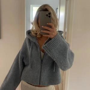 Stickad kofta - Säljer denna super söta stickade koftan från zara då den inte kommer till användning (inprincip i nyskick)💗