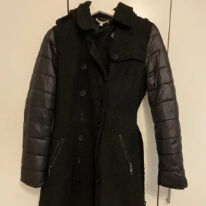 Svart Jacka strl L - Svart jacka. Dåligt skick på grund av bild på baksidan. (2 hål). Bild (3). Storlek: L. Begagnat skick. 