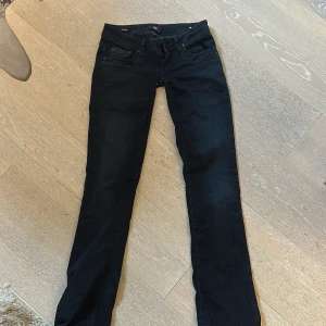 Mörkblå bootcut jeans från LTB - Snygga mörkblå jeans från LTB med klassisk femficksdesign och bootcut-ben. Jeansen har en normal passform och är tillverkade i stretchigt denimtyg för extra komfort. Perfekta för dig som gillar en tidlös look med lite utsvängda ben.