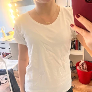 Vit basic t-shirt med rund hals - Vanlig basic vit T-shirt med rund hals.