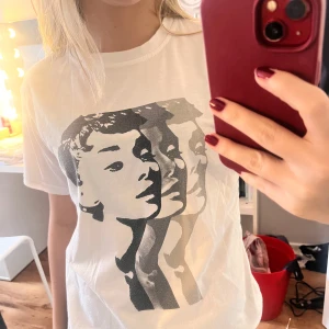 Vit t-shirt med grafiskt tryck - En vit snygg T-shirt med tryck på framsidan. Något tjockare material. Använd två gånger