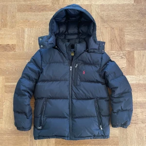 Ralph lauren jacka - Säljer denna riktigt snygga vinterjackan från Ralph lauren! Den är i mycket bra skick enda defekten är kroken som man hänger jacka. På är trasig, den är självklart äkta och har en qr kod man kan scanna, storlek L i barnstorlel som motsvarar xs, har du några frågor så är det bara att höra av dig!