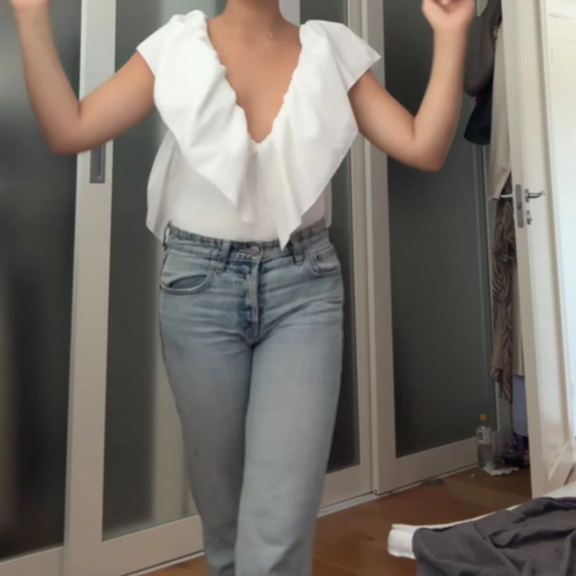 Vit body  med volang och öppen rygg - 2