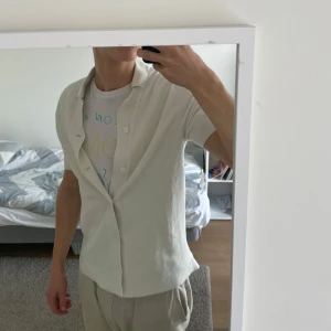 Vit kortärmad skjorta These Glory Days - Snygg vit skjorta från These Glory Days i storlek S. Skjortan har korta ärmar, klassisk krage och knappar framtill. Materialet är strukturerat och känns luftigt, perfekt för varmare dagar. Enkel och stilren design som passar till många outfits. Bara att skriva om du har några frågor! Pris kan diskuteras vid snabb affär. ⭐️