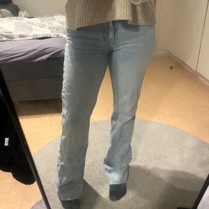 Ljusblå jeans från Perfect Jeans, ginatricot  - Säljer ett par ljusblå Perfect jeans från ginatricot, de är bootcut men man ser inte så tydligt på bilderna då de är för långa för mig. Jeansen har klassisk femficksdesign, normal passform och är tillverkade i mjukt denimtyg. De är lite högmidjade. Perfekta för dig som gillar en enkel och stilren look.😊