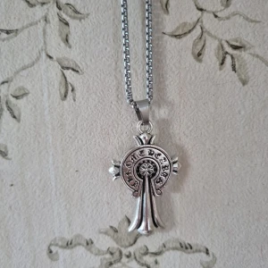 Chrome Hearts necklace - Hänget har en rundad form med ingraverade bokstäver och en dekorativ mitt. 40 cm lång, färgar inte av sig.
