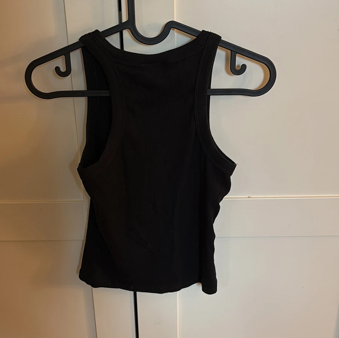 Svart ribbad linnetopp - 1