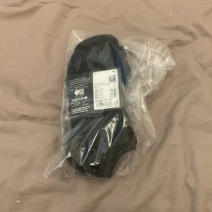 Svarta lowcut strumpor Frank Dandy - 5-pack svarta lowcut strumpor från Frank Dandy. Perfekta för sneakers och låga skor. Tillverkade i en mjuk mix av bomull, polyester och elastan för skön passform och bra andningsförmåga. Snygg och stilren design utan synliga mönster.