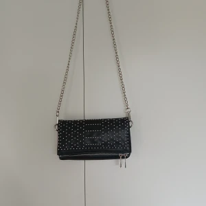 Väska - Svart axelväska från Zalando, ser ut som zadig och Voltaire väskan 