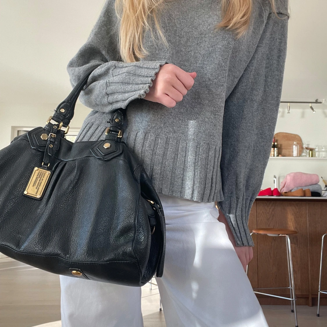 Grå stickad tröja - 1