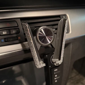 Mobilhållare för bil - Superpraktisk och snygg mobilhållare för bilen som ska passa alla mobiler! Jättesmidig att sätta på, det är bara att trycka in den i ventilationen💕