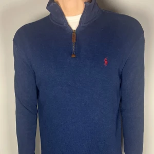 Ralph Lauren halfzip - Säljer en riktigt snygg och trendig Ralph Lauren helzip i fint skick, storlek S, vid frågor är det bara att skriva //Gramenti