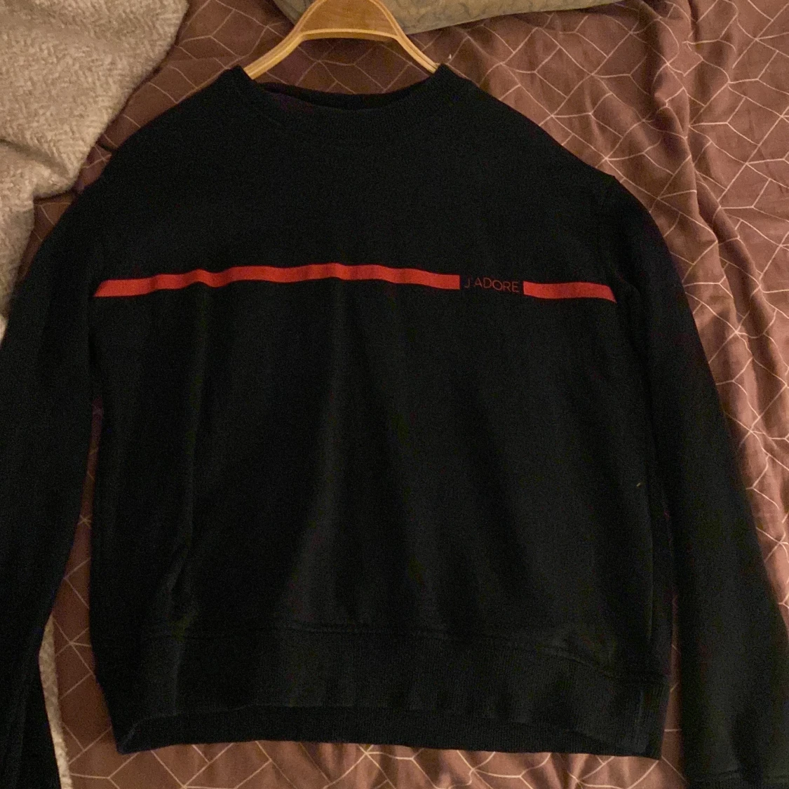 Svart sweatshirt från NA-KD med röd detalj