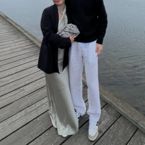 Balklänning - Säljer min fina balklänning från ASOS Design. Använd en gång. Färgen: Salviagrön. Nypris: 1569kr. Den har hög hals med knäppe i nacken. Sedan är den öppen en bit i ryggen. Älskade den! Så bekväm och kändes som att brösten var tryggt förvar hela kvällen