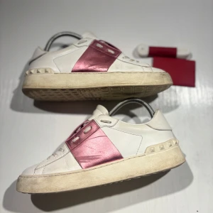 Valentino skor - Hej! Säljer nu mina skor från märket Valentino , storlek 37 använt skick, allt på bilden ingår. Tveka inte på att höra av dig om du har frågor eller funderingar kring skorna! 